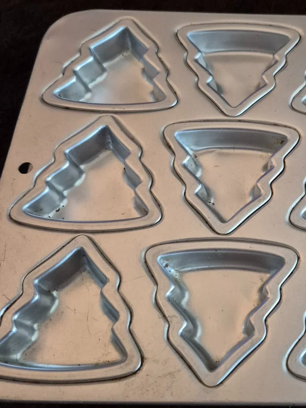 Vintage 1994 Wilton Evergreen/Christmas Tree Aluminum Cake Pan 12 Mini Molds GC